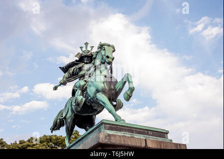 Statue de Kusunoki Masashige samouraïs à cheval, dans les jardins du Palais de l'Est à l'extérieur, Palais Impérial de Tokyo, Japon. Banque D'Images