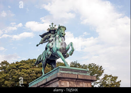 Statue de Kusunoki Masashige samouraïs à cheval, dans les jardins du Palais de l'Est à l'extérieur, Palais Impérial de Tokyo, Japon. Banque D'Images