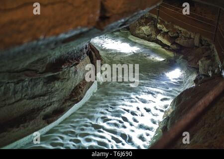 Une rivière dans une grotte de stalactites se passe à travers Banque D'Images