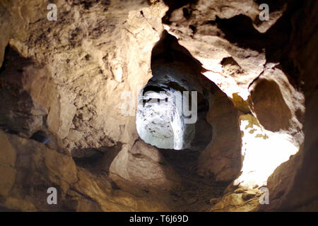 Une stalactite cave avec un trou au milieu Banque D'Images