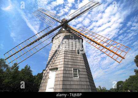 Low angle photo de la magnifique moulin crochet (également en tant que vieille Hoo Mill) est un moulin à vent historique construit en 1806 et situé à East Hampton, New York, Banque D'Images