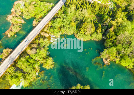 La Croatie, la verte campagne, rivière Mreznica à partir de l'air, vue panoramique sur village Belavici, chutes d'eau au printemps, célèbre destination touristique Banque D'Images