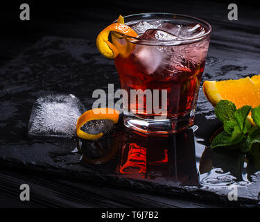 Mezcal Negroni cocktail. Aperitivo italien Banque D'Images