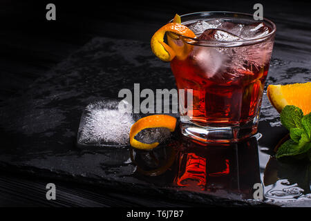 Mezcal Negroni cocktail. Aperitivo italien Banque D'Images