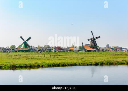 Zaanse Schans, Pays-Bas - 22 Avril 2019 : les touristes néerlandais traditionnel sightseeng maisons rurales et de moulins à vent de Zaanse Schans, est une petite vill Banque D'Images