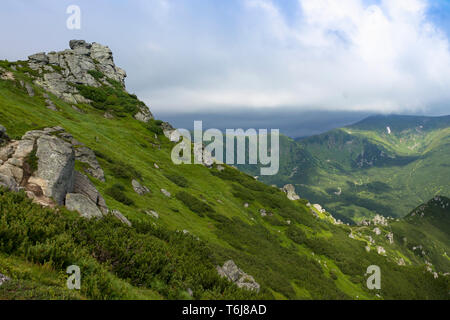 Scenic été ou au printemps sur la montagne avec ciel nuageux. L'Ukraine, des Carpates, Dzembronia hautes montagnes dans des couleurs éclatantes. Personne n. Beau paysage de montagne ou la vallée. Banque D'Images