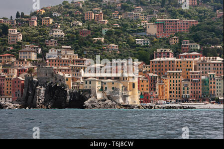 Camogli : veduta delle cas colorate sul lungomare, della Parrocchiale dell'Assunta e di Castel Dragone. [ENG] Camogli : vue de la couleur animée Banque D'Images