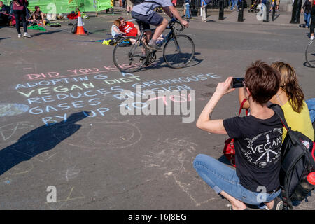 Les partisans de l'extinction de la rébellion, un mouvement de protestation socio-politiques, tenir des manifestations jours long l'accent sur le changement climatique, en avril 2019, à l'emplacement Banque D'Images