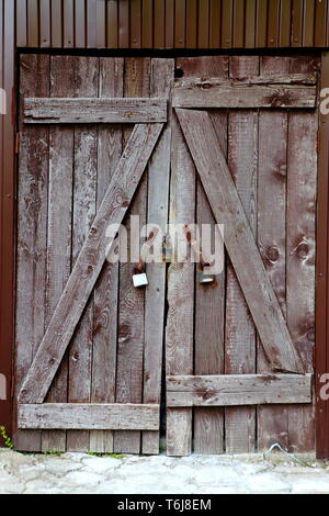 La porte massive en bois traditionnel russe avec boutons en métal Banque D'Images