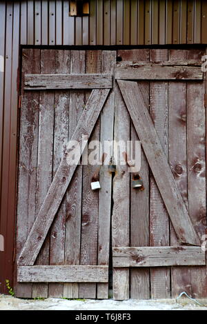 La porte massive en bois traditionnel russe avec boutons en métal Banque D'Images