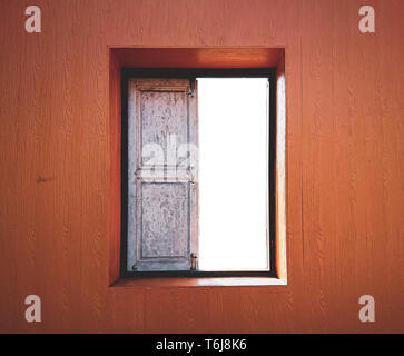 Fenêtre en bois ancien.Fenêtre sur le mur avec isolé sur fond blanc Banque D'Images