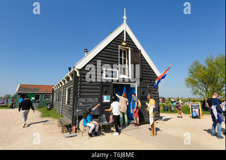 Zaanse Schans, Pays-Bas - 22 Avril 2019 : les touristes en ligne toilettes à Zaanse, petit village néerlandais typique avec des maisons traditionnelles Banque D'Images