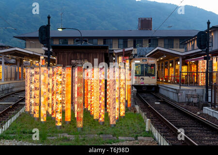 Gare au quartier Arashiyama à Kyoto, illuminés par des lumières artistique moderne Banque D'Images