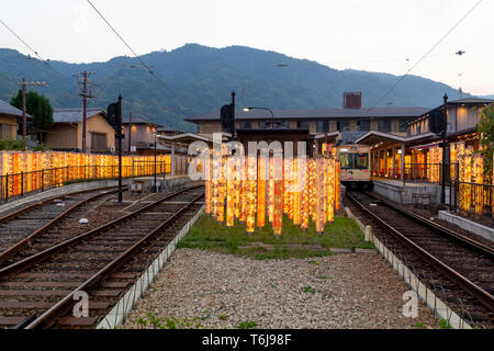 Gare au quartier Arashiyama à Kyoto, illuminés par des lumières artistique moderne Banque D'Images