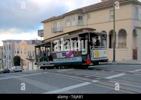 San Francisco, Californie, USA - 20 mai 2015 : Avis d'un téléphérique typique de la ligne Powell & Mason à San Francisco, USA Banque D'Images