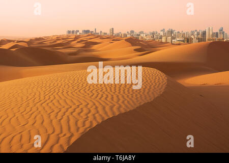 Les dunes du désert à l'aube et gratte-ciel de Dubaï (Émirats arabes unis) Banque D'Images
