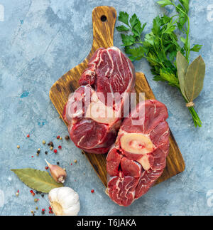 Steak de boeuf cru Osso Buco. Banque D'Images