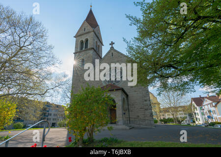 Zug, ZG / Suisse - 20 avril, 2019 : l'église protestante historique au centre-ville de Zoug sur une belle journée de printemps Banque D'Images