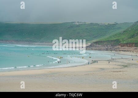 Les gens sur la plage dans le Sennen Cove Banque D'Images