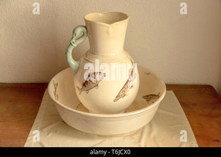 Décoré d'un lavabo et pitcher dans Aghalane House, la maison de Hugh Campbell, à l'Ulster American Folk Park, comté de Tyrone, Omagh, en Irlande du Nord. Banque D'Images