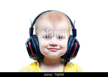 Petite fille dans un casque à écouter la musique et à la copie de la zone de l'espace Banque D'Images