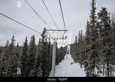 Télésiège. Les gens le ski et la préparation au ski au domaine skiable de Keystone, Keystone, Colorado, USA. Banque D'Images