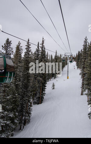 Télésiège. Les gens le ski et la préparation au ski au domaine skiable de Keystone, Keystone, Colorado, USA. Banque D'Images