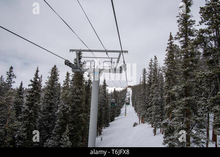 Télésiège. Les gens le ski et la préparation au ski au domaine skiable de Keystone, Keystone, Colorado, USA. Banque D'Images