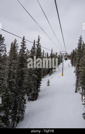 Télésiège. Les gens le ski et la préparation au ski au domaine skiable de Keystone, Keystone, Colorado, USA. Banque D'Images