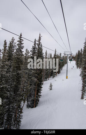 Télésiège. Les gens le ski et la préparation au ski au domaine skiable de Keystone, Keystone, Colorado, USA. Banque D'Images