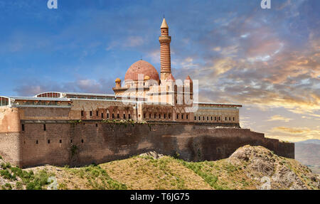 Avec les murs extérieurs de la mosquée Minarete du 18e siècle l'architecture ottomane de l'Ishak Pasha Palace (turc : İshak Paşa Sarayı) , Agrı pro Banque D'Images