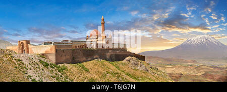 Avec les murs extérieurs de la mosquée Minarete du 18e siècle l'architecture ottomane de l'Ishak Pasha Palace (turc : İshak Paşa Sarayı) , Agrı pro Banque D'Images