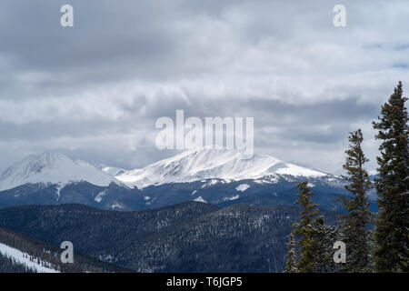 Les gens le ski et la préparation au ski au domaine skiable de Keystone, Keystone, Colorado, USA. Banque D'Images