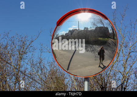 La personne inconnue de prendre une photographie avec un appareil photo de reflet dans le miroir de sécurité sur la route. Banque D'Images