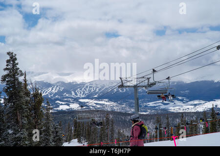 Les gens le ski et la préparation au ski au domaine skiable de Keystone, Keystone, Colorado, USA. Banque D'Images