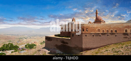 Avec les murs extérieurs de la mosquée Minarete du 18e siècle l'architecture ottomane de l'Ishak Pasha Palace (turc : İshak Paşa Sarayı) , Agrı pro Banque D'Images