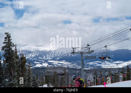 Les gens le ski et la préparation au ski au domaine skiable de Keystone, Keystone, Colorado, USA. Banque D'Images