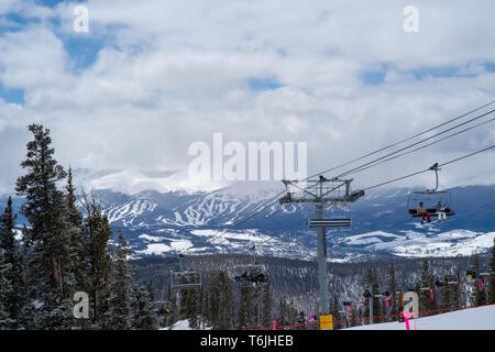 Les gens le ski et la préparation au ski au domaine skiable de Keystone, Keystone, Colorado, USA. Banque D'Images