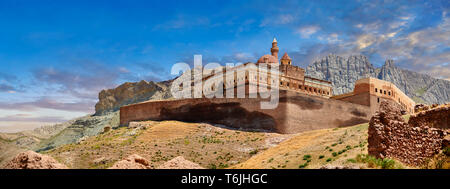 Avec les murs extérieurs de la mosquée Minarete du 18e siècle l'architecture ottomane de l'Ishak Pasha Palace (turc : İshak Paşa Sarayı) , Agrı pro Banque D'Images