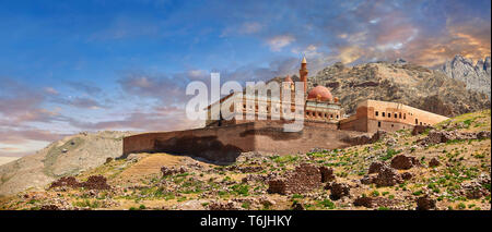 Avec les murs extérieurs de la mosquée Minarete du 18e siècle l'architecture ottomane de l'Ishak Pasha Palace (turc : İshak Paşa Sarayı) , Agrı pro Banque D'Images