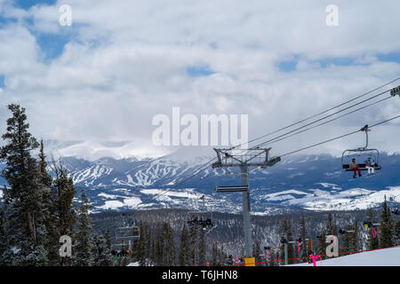 Les gens le ski et la préparation au ski au domaine skiable de Keystone, Keystone, Colorado, USA. Banque D'Images