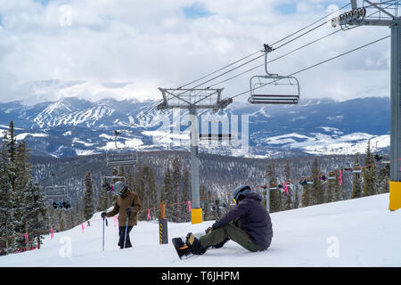 Les gens le ski et la préparation au ski au domaine skiable de Keystone, Keystone, Colorado, USA. Banque D'Images