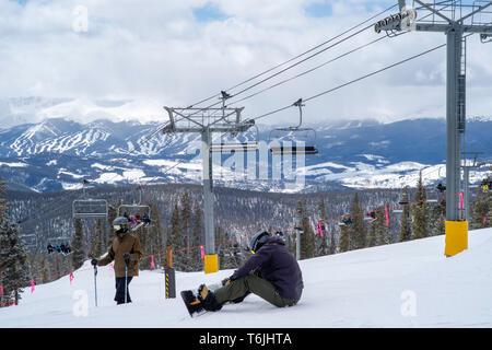 Les gens le ski et la préparation au ski au domaine skiable de Keystone, Keystone, Colorado, USA. Banque D'Images