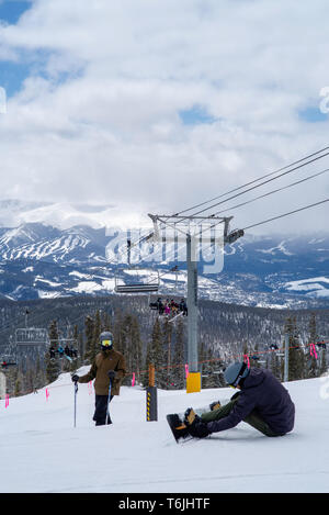 Les gens le ski et la préparation au ski au domaine skiable de Keystone, Keystone, Colorado, USA. Banque D'Images
