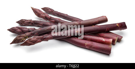 Les bâtonnets d'asperges violettes isolé sur fond blanc Banque D'Images