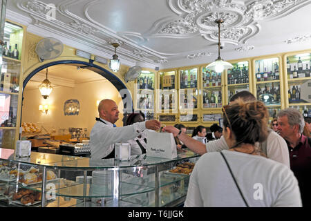 Pastéis de Belém célèbre boulangerie portugaise Pasteis de nata d'origine d'un magasin de détail, à l'intérieur intérieur en Lisboa Lisbonne Portugal Europe UE KATHY DEWITT Banque D'Images