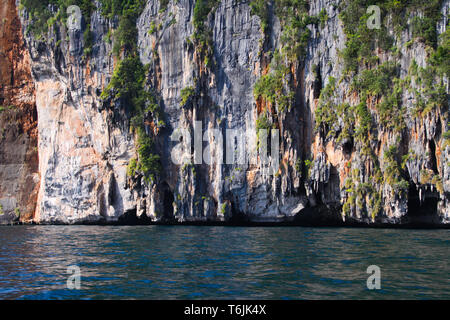 Excursion en bateau autour des falaises impressionnantes de tropical island Ko Phi Phi, Thaïlande Banque D'Images
