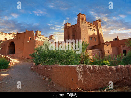 Les bâtiments d'Adobe de la Ksar berbère ou village fortifié d'Ait Benhaddou, Sous-Massa-Dra Maroc Banque D'Images