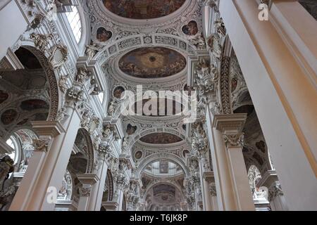 Les ornements en haut de la la cathédrale Saint-Étienne de Passau, Allemagne. Banque D'Images