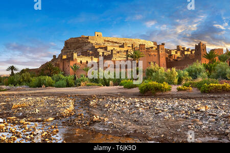 Les bâtiments d'Adobe de la Ksar berbère ou village fortifié d'Ait Benhaddou, Sous-Massa-Dra Maroc Banque D'Images